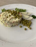 Салат Оливье с говядиной